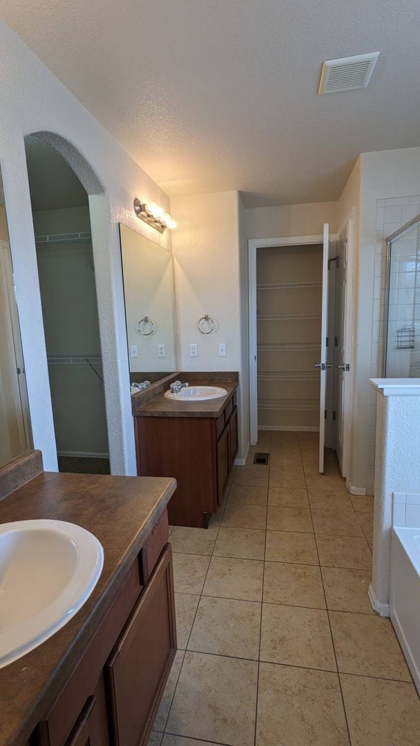 Building Photo - 2 STORY END UNIT TOWNHOME W/DETACHED 2 CAR...