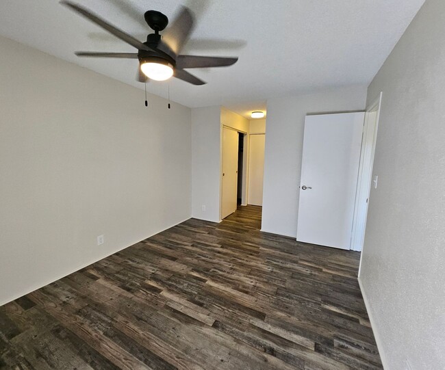 Building Photo - Pet Friendly Upstairs 2/1.5-bedroom North ...