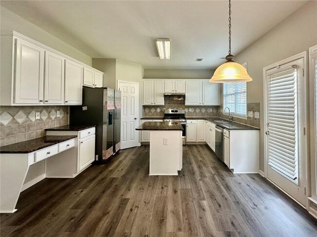 Building Photo - 697 Oracle Dr NE