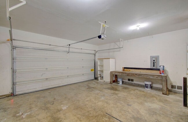 Building Photo - WOODLAND 3 BEDROOM, 3 BATH BEAUTY!