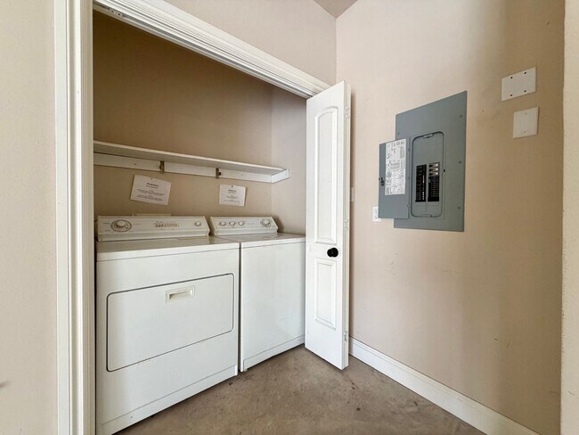 Building Photo - 1402 Parker Ln