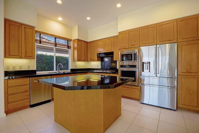 Building Photo - 830 Hawk Hill Trail