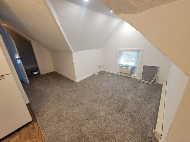 Building Photo - New carpet, new paint. 1 bedroom in upper ...