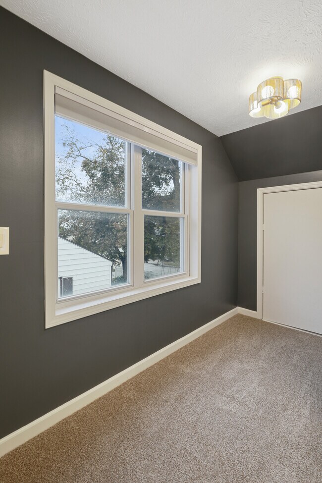 Building Photo - 1003 E Hopkins Dr