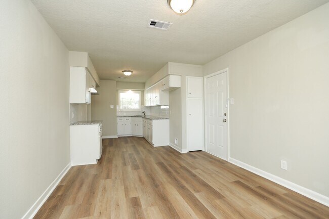 Building Photo - 631 Edgebrook Dr