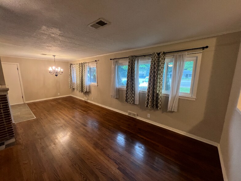 Building Photo - 2121 W Wedington Dr