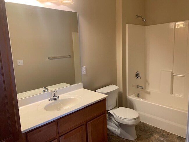Building Photo - Beautiful Condo!