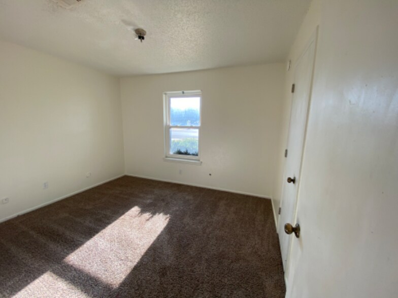 Building Photo - 1110 S Cedar St