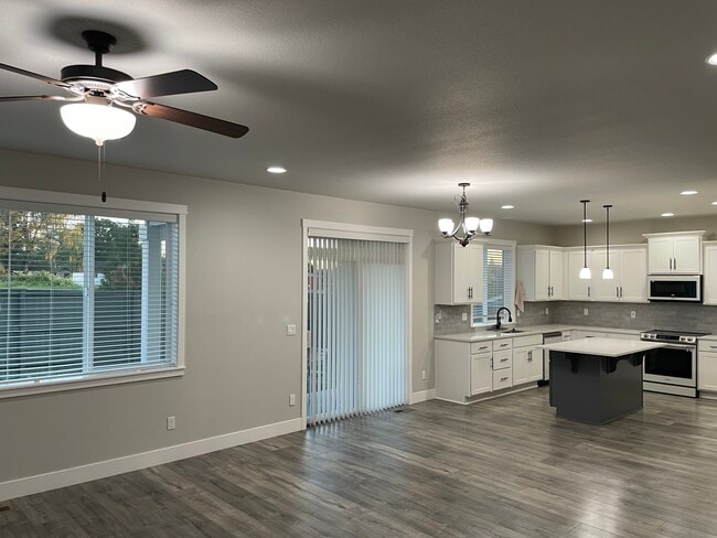 Building Photo - 22405 SW Frst Crk Wy