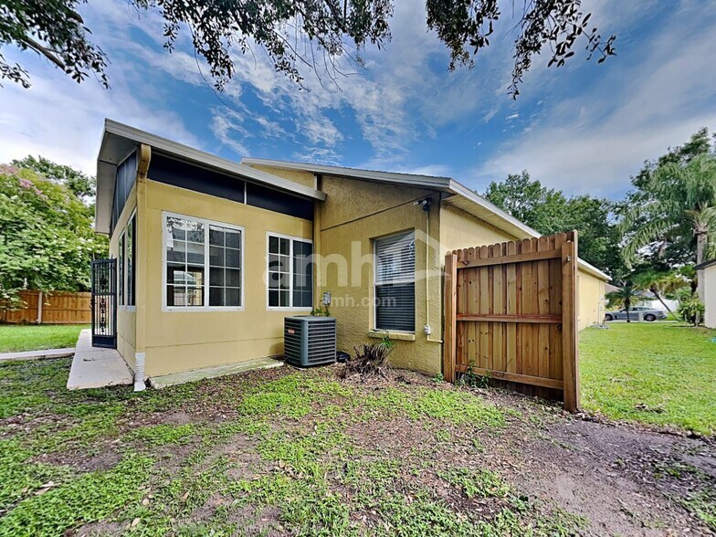 Building Photo - 9312 Hidden Water Cir