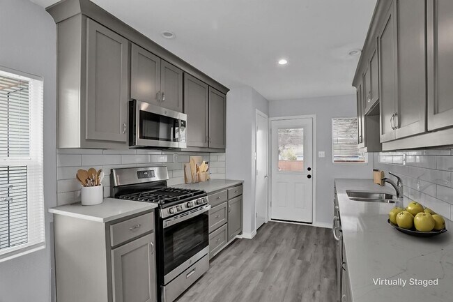 Building Photo - 219 Loma Dr