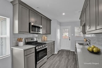 Building Photo - 219 Loma Dr