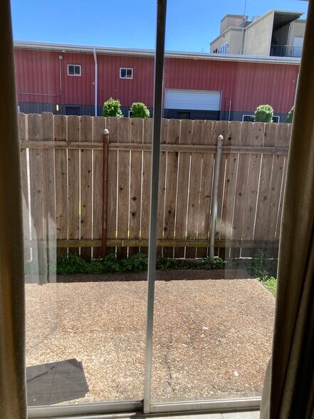 Sunny fenced in private patio - 3320 N Arnoult Rd