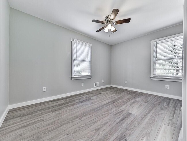 Building Photo - 2406 Pine Dr NW