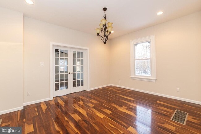 Building Photo - 724 E Locust Ave