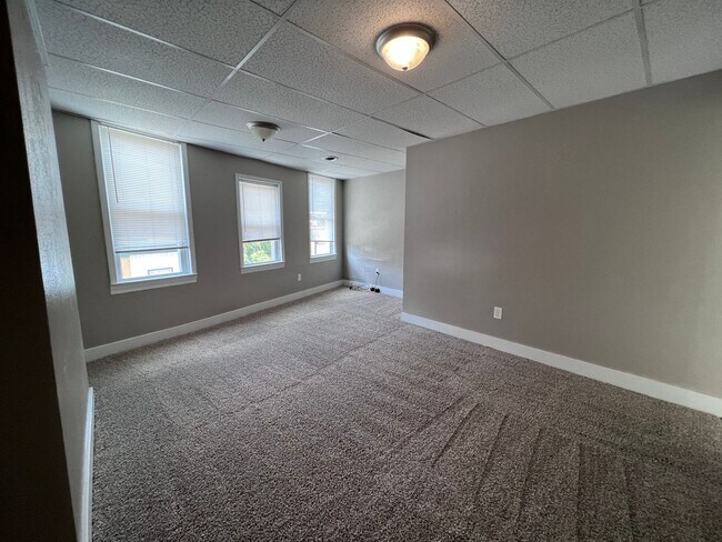 Building Photo - Spacious 1BR Apt now showing!