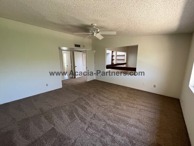 Building Photo - Large Three Bedroom Townhouse