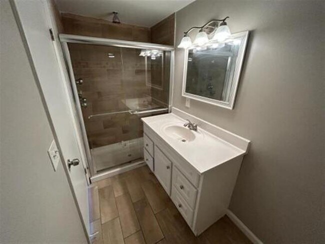 Building Photo - CLEVELAND