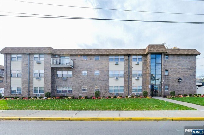 Primary Photo - 199 Bergen Turnpike