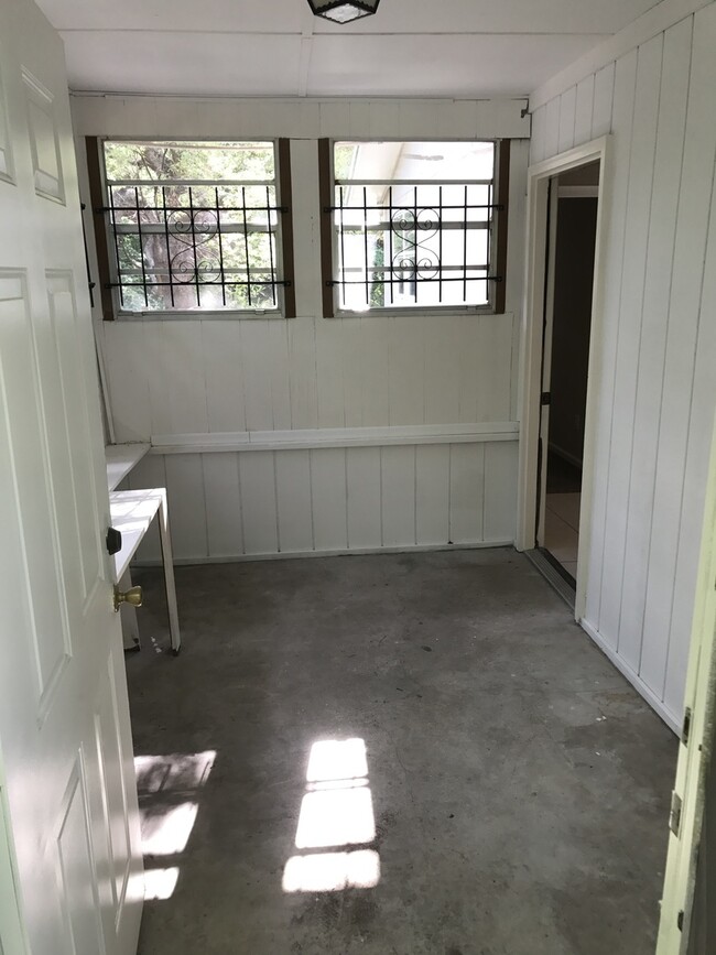 Building Photo - Gorgeously Renovated, 2 BR, 2 BA Home in D...