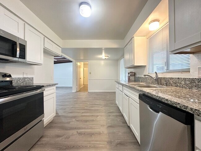 Building Photo - Updated 3 Bedroom 1.5 Bathroom Home in Desirable Arden Park!