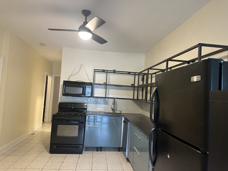 Building Photo - 3241 N Lawndale Ave