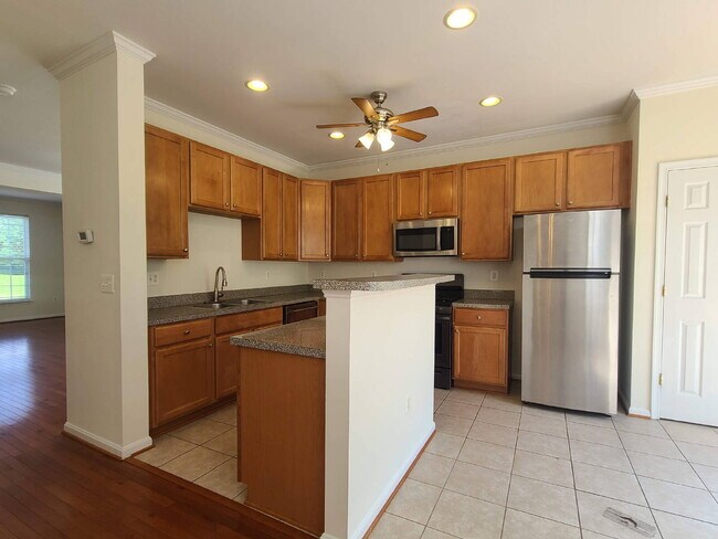Building Photo - 210 Hillside Ct