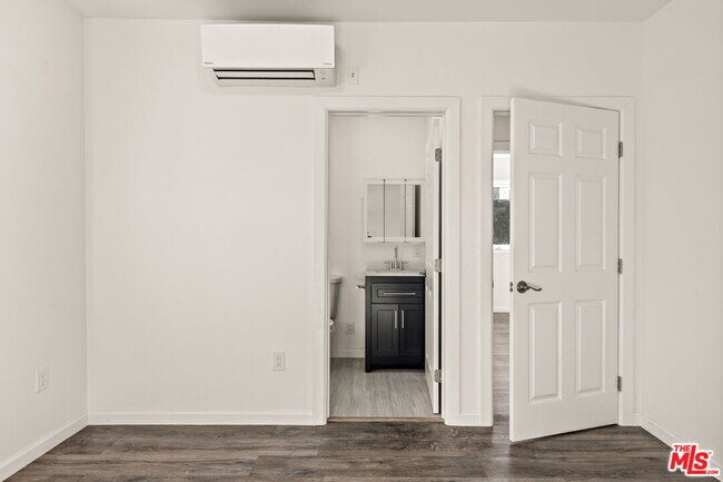 Building Photo - 929 W 23rd St