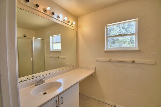 Building Photo - 1060 Dudley Dr