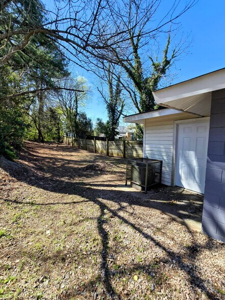 Building Photo - 830 E Lenoir St