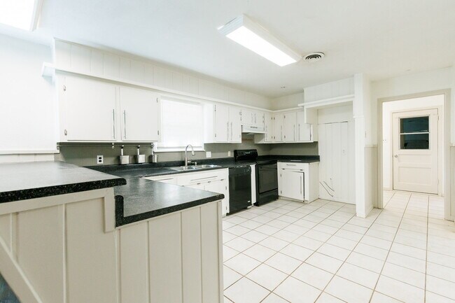 Building Photo - Newly remodeled 3/2/2 in north Lubbock!  M...