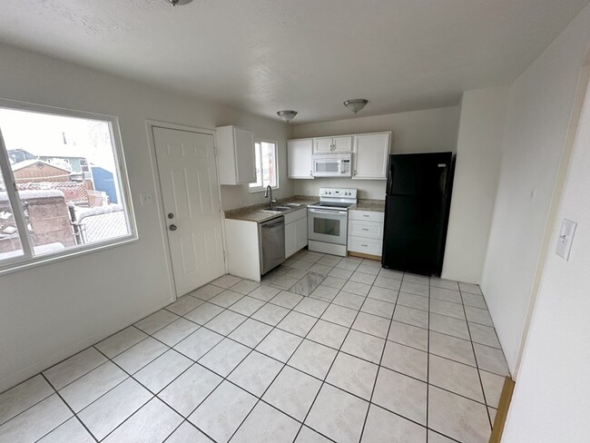 Building Photo - 725 S 1000 W