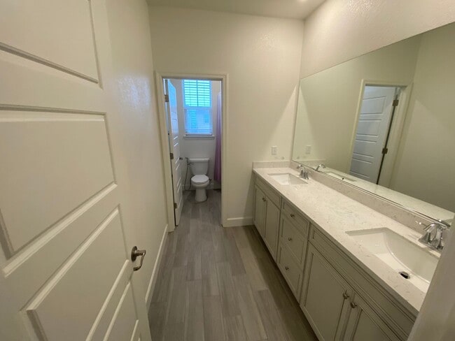 Building Photo - Gorgeous 3 bedroom 2.5 bath home in Northlake community