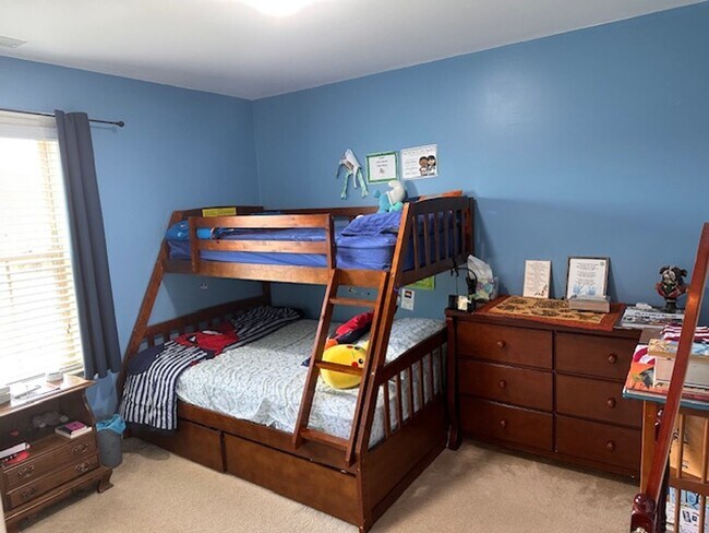 Building Photo - 4 Bedroom, 2.5 bath home in Mimosa Bay Com...