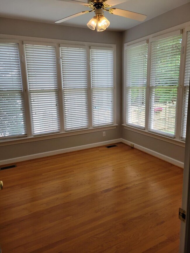 Building Photo - Awesome 4br/2.5ba in exc Cary Location! Av...