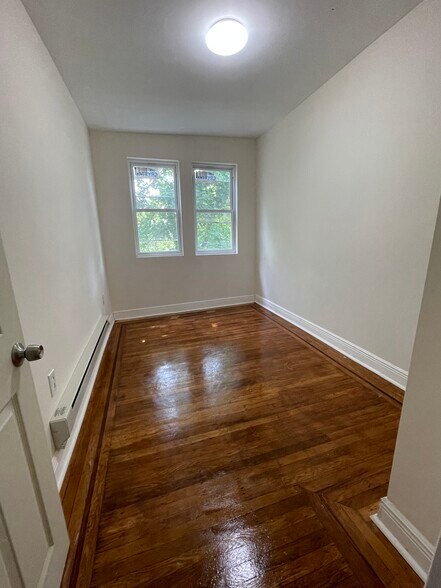 Building Photo - 614 E Brinton St