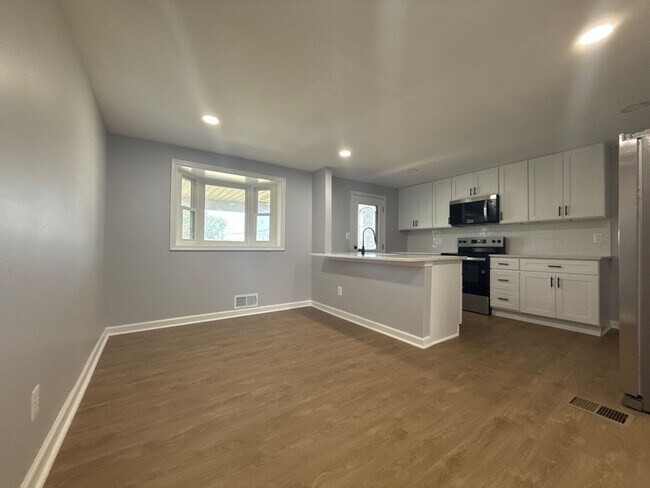 Building Photo - Three Bedroom House in Dundalk