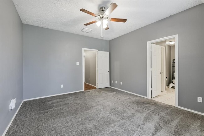 Building Photo - 9502 Belleclaire Ln