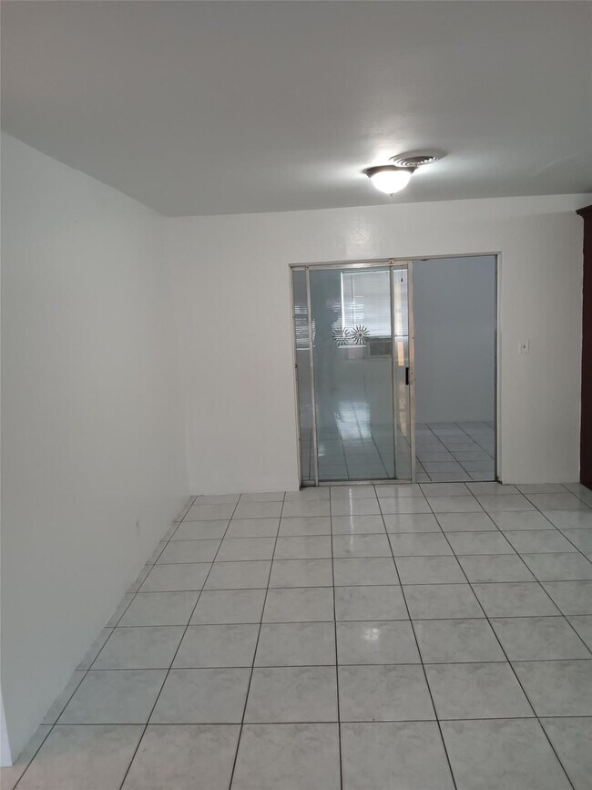 Building Photo - 120 NE 26th Ct