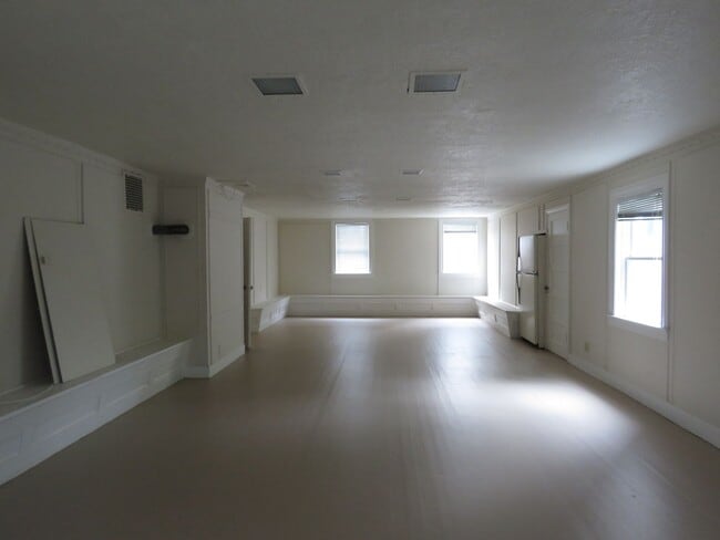 Building Photo - Elegant 4 bedroom House  with bonuses