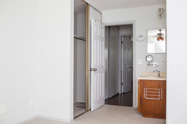 Building Photo - Nice 2 Bedroom Townhome in Lakewood