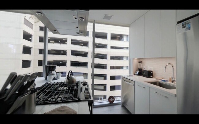Building Photo - 4 E Huron St