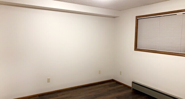 Building Photo - 305 La Villa Dr