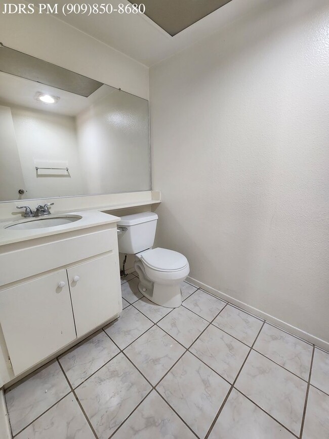 Building Photo - Fullerton 3 Bedroom Townhouse