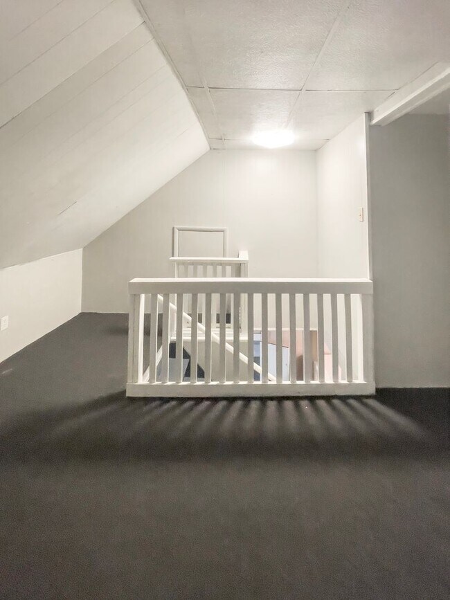 Building Photo - PRELEASING for AUGUST! Close to Campus