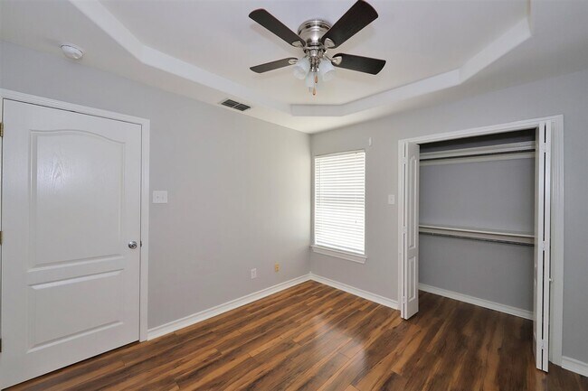 Building Photo - 1000 Ranchway Dr