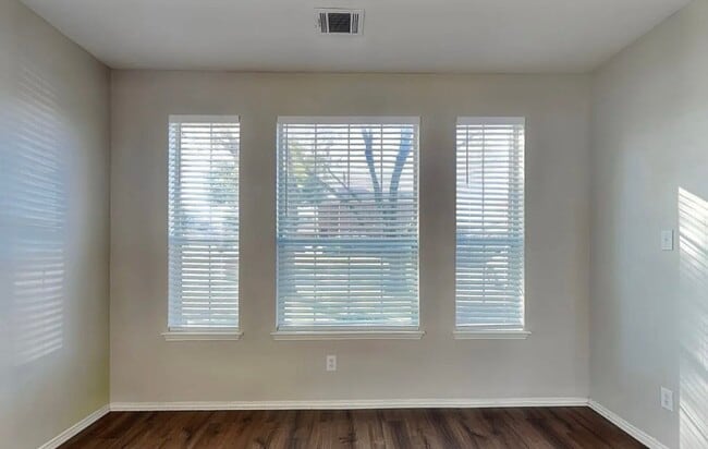 Building Photo - Elegant Simplicity in This Beautiful 4-Bedroom Residence