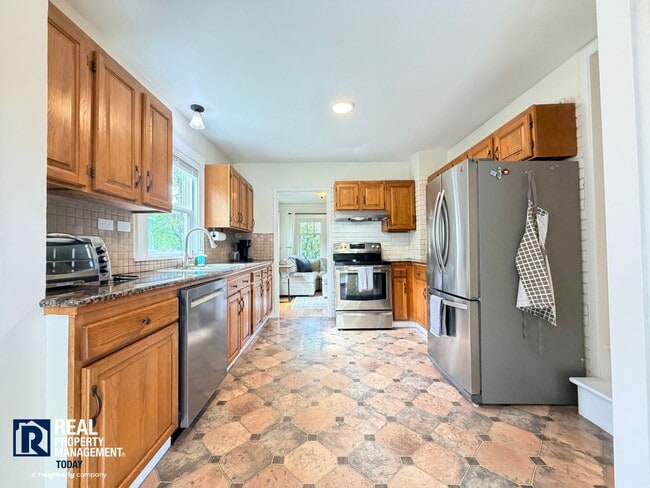 Building Photo - Fully Furnished North Tacoma Home Near Ruston Way & Stadium District!