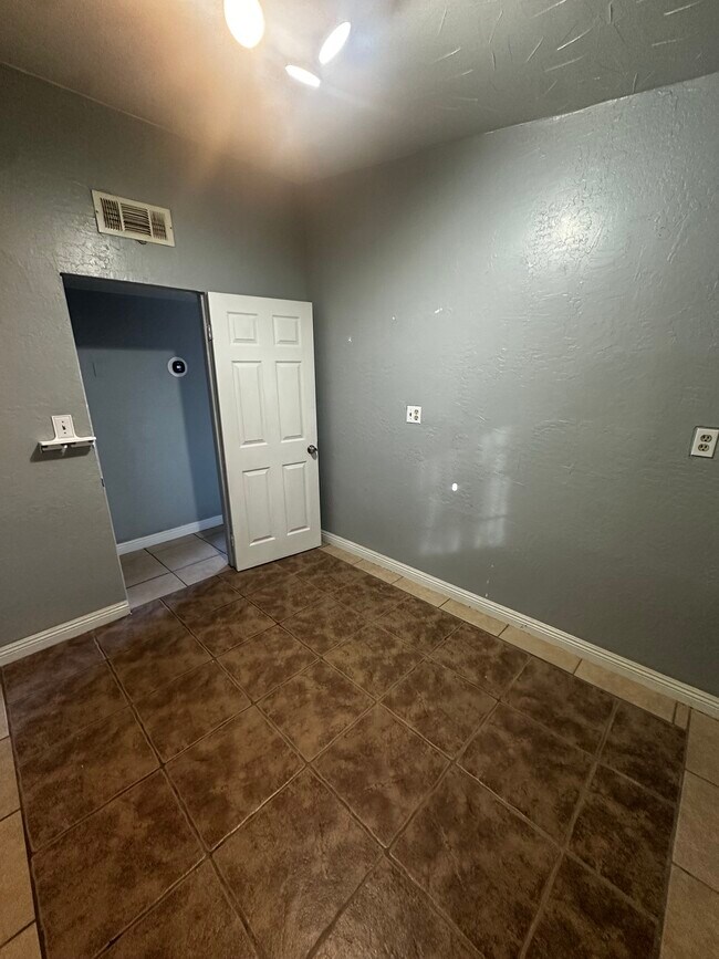 Building Photo - 2504 Reynolds Ave