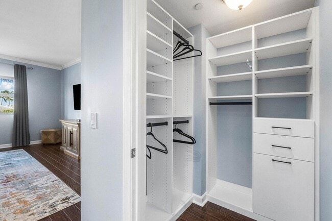 Building Photo - 2650 Lake Shore Dr